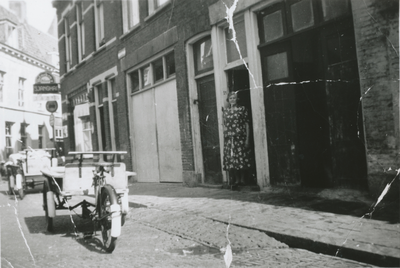 863547 Gezicht op de onderpui van het pand Rozenstraat 21 in Wijk C te Utrecht, met links de ingang naar het woonhuis ...